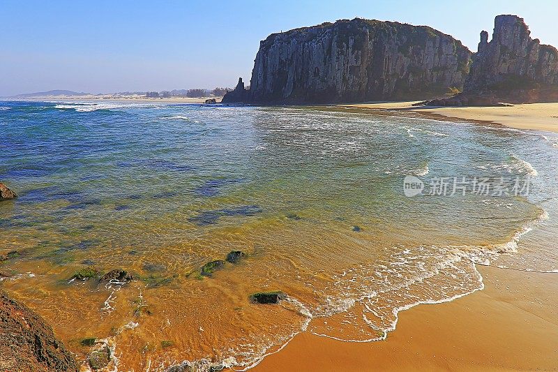 托雷斯的半透明沙滩和悬崖岩层-里约热内卢Grande do Sul